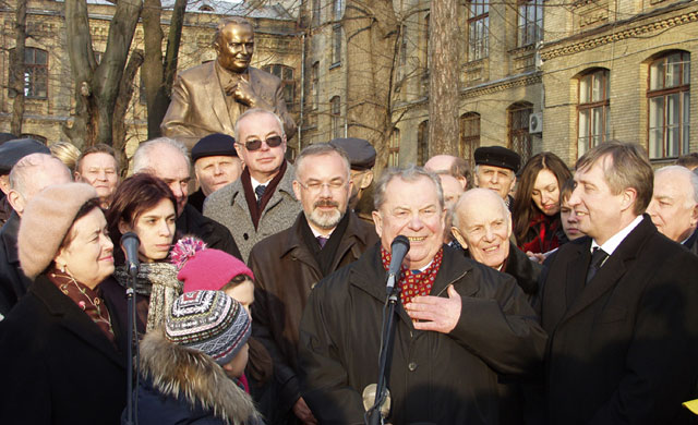 на відкритті пам'ятника С.Корольову