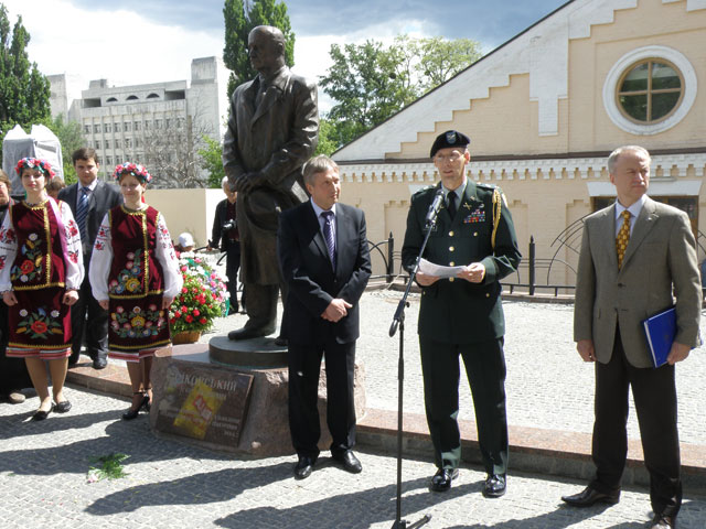 Військовий аташе Посольства США в Україні Річард Андерсон говорив про визначну життєву стезю талановитої людини – українця і американця.