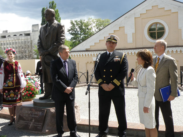 Аташе ВМС Посольства США в Україні Марк Стекпул повідомив, що за 8 років на гелікоптерах Сікорського налітав 2 тис. годин.