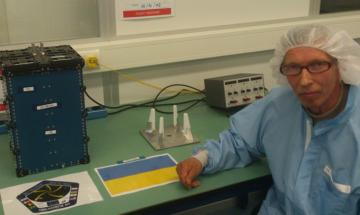 Б.М. Рассамакін біля пускового контейнеру із супутником PolyITAN-1