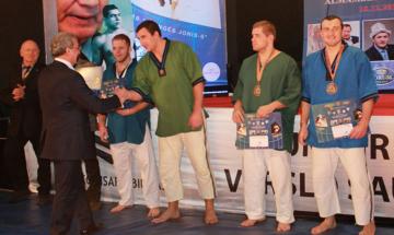 Андрій Нікітченко отримує нагороду