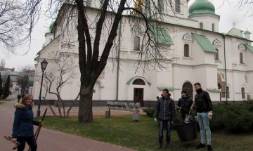 2017.03.18 Студенти впорядковували  територію Софії Київської