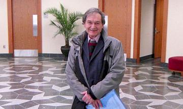 Пенроуз у холі Інституту Мітчелла Техаського A&M університету. На підлозі мозаїка Пенроуза