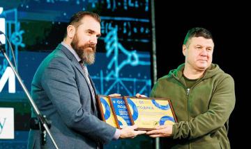 Oksen Lisovyi presents awards to Serhiy Stirenko