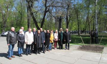 2017.04.19 Нові дерева на Алеї сакур