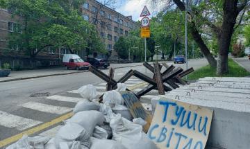 Залишки загороджень на вулиці академіка Янгеля