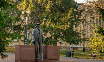 Кампус КПІ, 4 корпус, пам'ятник Менделеєву