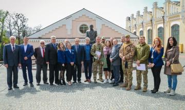 Учасники церемонії передачі реанімобілів для ЗСУ