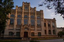 Приймальна комісія в 1 корпусі - окремий вхід зі сторони метро