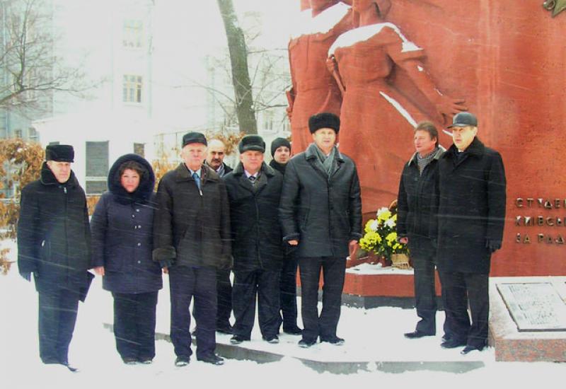 2011.02.23 Урочисте покладання квітів до пам’ятника