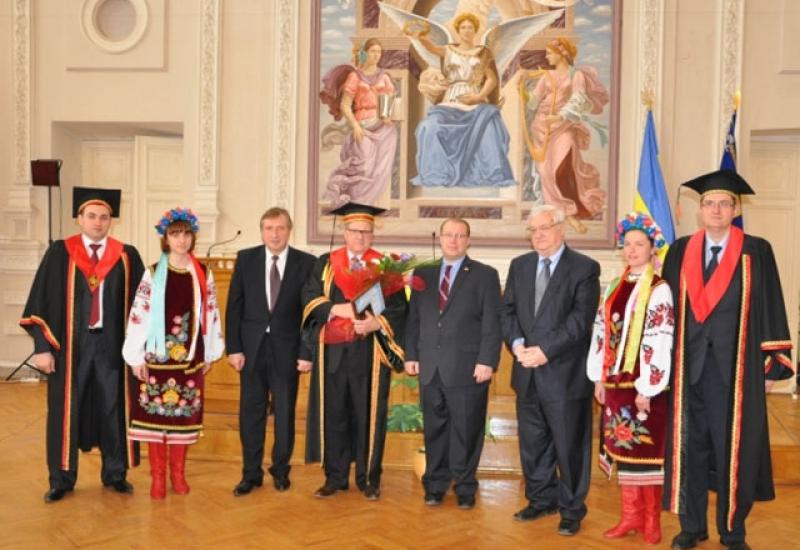 2013.04.22 Президент Університету м. Вінніпег професор Ексуорсі став Почесним доктором НТУУ «КПІ»