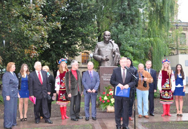 2013.08.29 В НТУУ «КПІ» відкрито пам’ятник Олександру Мікуліну