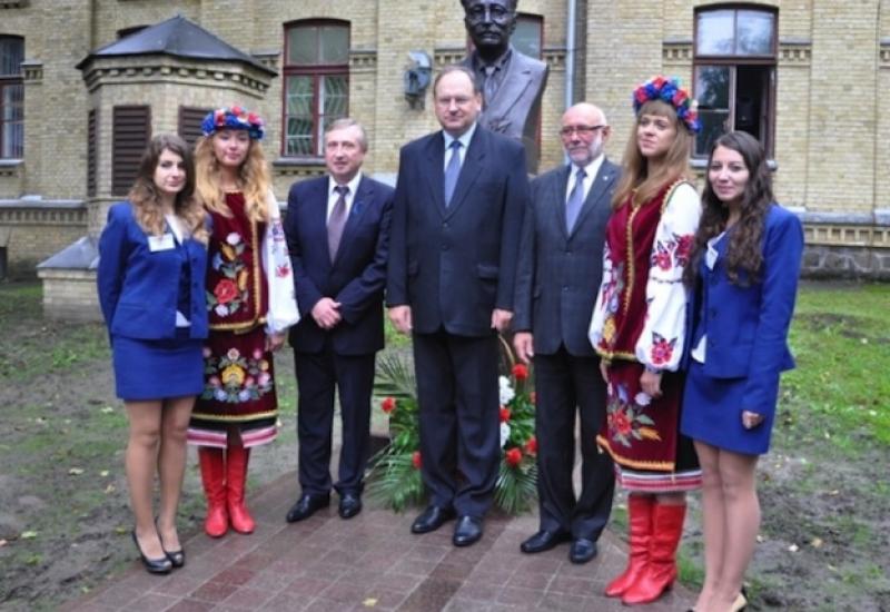 2013.08.30 В НТУУ «КПІ» відкрито пам’ятник видатному польському вченому і державному діячу Войцеху Свєнтославському