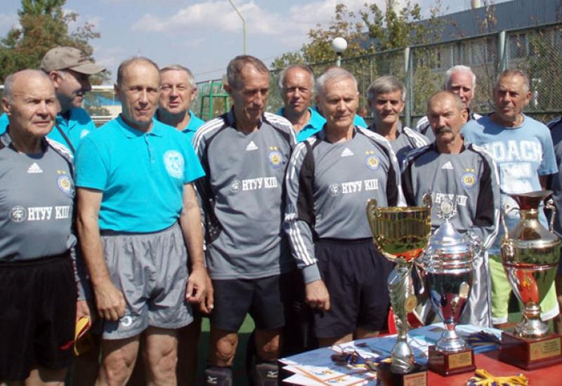 Колектив КПІ. Збірні команди НТУУ КПІ - 60+ та 70+. Зліва капітани команд проф. В.А.Єрошенко і доц. М.З.Абдулін