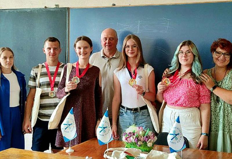 Prizewinners of the MAN competition with their scientific supervisors