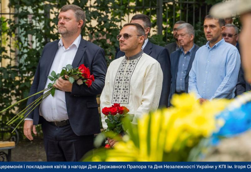 урочиста церемонія підняття синьо-жовтого стяга та покладання квітів