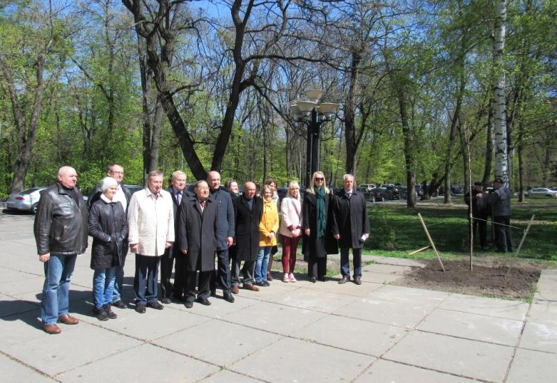 2017.04.19 Нові дерева на Алеї сакур