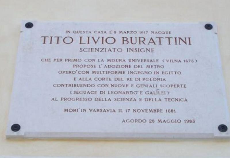 Дошка на будинку, де народився ТІТО ЛІВІО БУРАТТИНІ