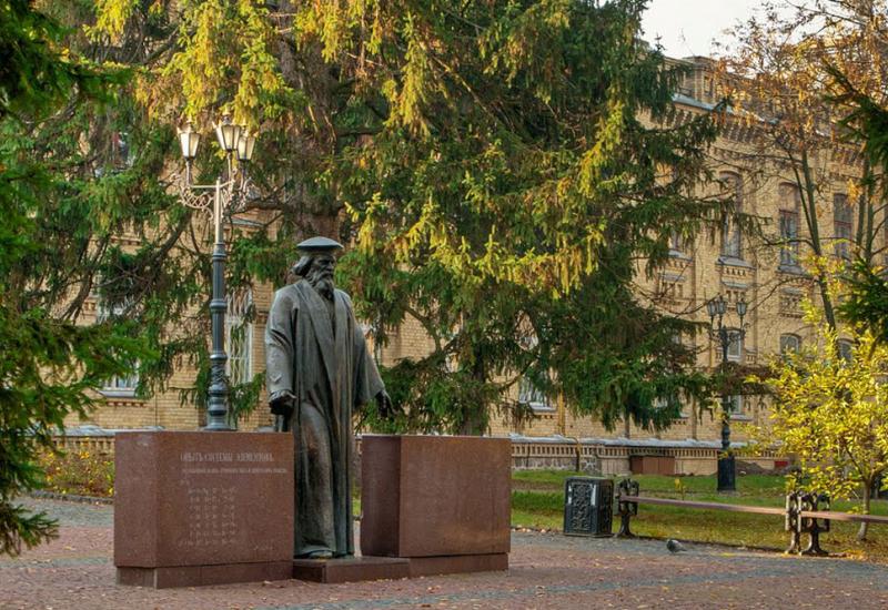 Кампус КПІ, 4 корпус, пам'ятник Менделеєву