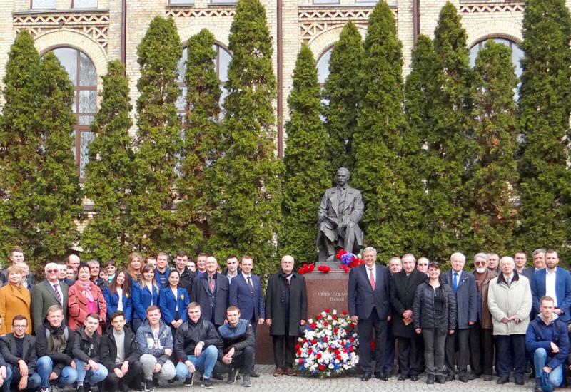 монумент Євгену Патону на території КПІ