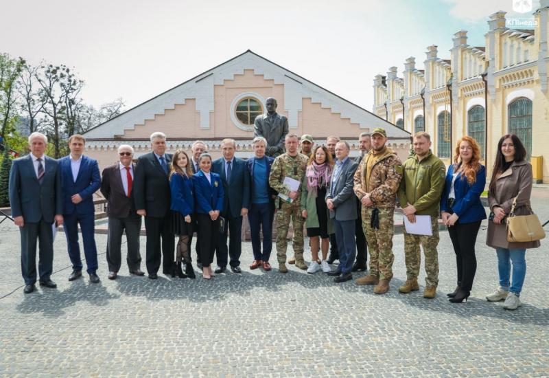 Учасники церемонії передачі реанімобілів для ЗСУ