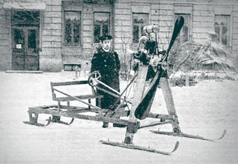 Student I. Sikorsky and his airships in the yard of the house in Kyiv, where he lived, in 1910.