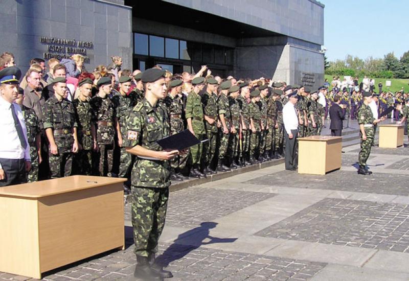 2010.09.04 Cкладання присяги на вірність українському народові курсантами другого курсу